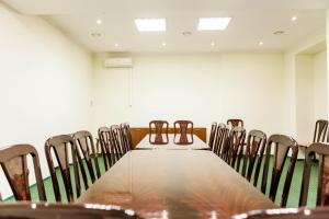 沃罗涅什Russiya的一间会议室,配有长桌子和椅子