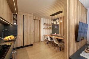 什平德莱鲁夫姆林Savoy Exclusive Mountain Apartment的厨房以及带桌椅的用餐室。