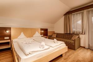 维皮泰诺克拉梅尔酒店的一间卧室配有一张大床和一张沙发