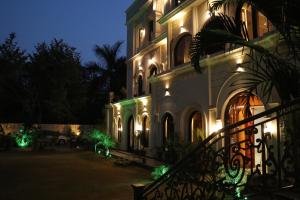 伯蒂亚拉Hotel Pushap Palace的一座晚上有灯的建筑