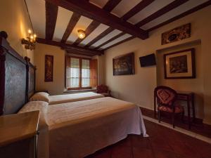 塞普尔韦达圣文澜旅馆的一间卧室设有一张大床和一个窗户。