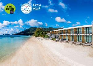 涛岛Blue Tao Beach Hotel - SHA Plus的海滩上精英加外的度假胜地