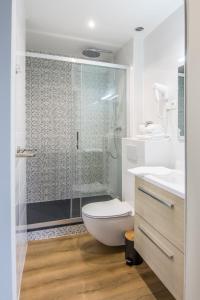 皮埃尔丰Castello的带淋浴、卫生间和盥洗盆的浴室