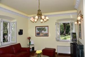 西利皮Villa Tereza的带沙发和2扇窗户的客厅