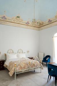 维多利亚Le2Stanze的白色卧室设有一张带天花板的床
