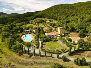 里帕尔贝拉Il Doccino的山丘上带游泳池的庄园