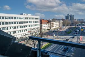 汉诺威Stylisches Penthouse zentral Tischfussball 100m2 Wii的享有拥有建筑和街道的城市美景