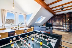 汉诺威Stylisches Penthouse zentral Tischfussball 100m2 Wii的客厅配有台球桌和玩具数字