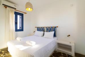 赫索尼索斯Okirroi Villas Chersonissos的一张带两个白色枕头的白色床和窗户