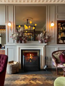 邓莱里哈丁顿酒店的带壁炉的客厅内的壁炉