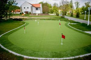 佐洛恰尼包贾尼库利亚酒店的绿色高尔夫球场上挂着红旗