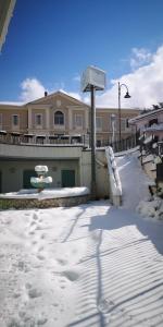 PescinaHotel San Berardo的一座带雪地游乐场的建筑