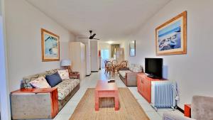 普利登堡湾Summerhill Self-Catering Holiday Accommodation的带沙发和电视的客厅