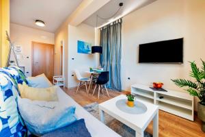 罗维尼Room and Apartments Antea的带沙发和电视的客厅