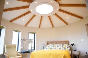 OllachIsle of Skye Rotunda的一间卧室设有一张黄色的床和拱形天花板