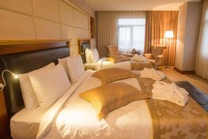 巴统巴统温德姆酒店的酒店客房,配有两张带白色床单的床