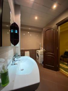巴统appartments in Batumi的浴室设有白色水槽和镜子