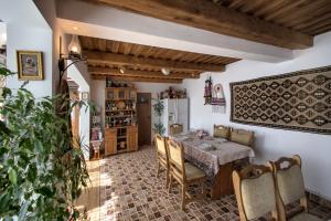 BotizaPensiunea Cretuca的厨房以及带桌椅的用餐室。