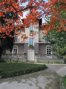 科莫Villa Crochat的白色的房子,有白色的门和红色的叶子
