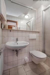 诺德奈Hotel Meeresburg的白色的浴室设有水槽和卫生间。