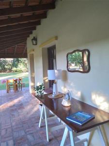 圣安东尼奥德阿雷科La Perdida Casa de Campo的配有带台灯和镜子的桌子的房间