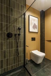 尤斯托尼莫斯基Sunnyway Apartment的带淋浴和卫生间的浴室。
