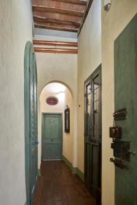 锡耶纳Alla Scala 1746的大楼里一条带绿门的空走廊