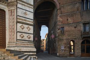 锡耶纳Alla Scala 1746的街道上的砖砌建筑拱门
