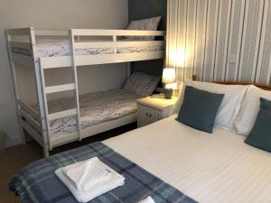 滨海韦斯顿贝拉维斯塔酒店的一间带两张双层床和一张床的小卧室