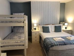 滨海韦斯顿贝拉维斯塔酒店的一间卧室配有两张双层床和毛巾