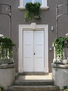 科莫Villa Crochat的大楼一侧的白色门