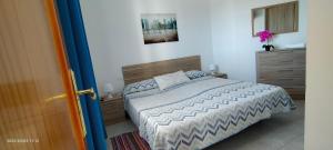 因赫尼奥Holla del Saldo的一间卧室配有一张带木制床头板的床