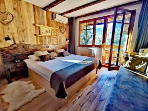布莱德Ribno Alpine Hotel的一间卧室设有一张大床和一个大窗户