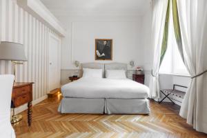 罗马雷莱斯唐娜鲁斯西亚旅馆的白色的卧室设有一张大床和一个窗户