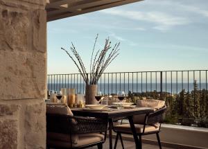 瓦西里科斯Alexandra SeaView Luxurious Villa, By ThinkVilla的美景阳台配有桌椅