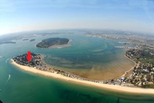 Canford CliffsTop Floor Sandbanks Apartment with Free Parking just minutes from the Beach and Bars的水中有一个红色标记的岛屿