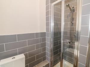 阿贝达隆Hen Blas的浴室设有灰色瓷砖淋浴。