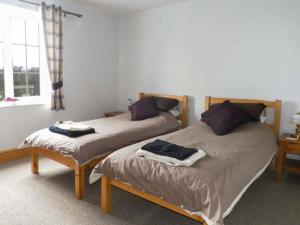 MelbourneLillieput Lodge的一间卧室设有两张床和窗户。