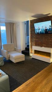 哈德斯菲尔德BvApartments Dealhouse Nine的客厅设有壁炉和平面电视。