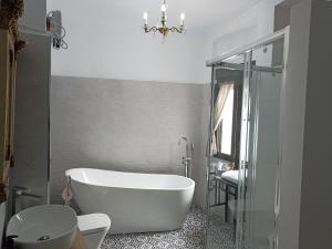 苏埃罗斯EL HECHIZO DEL BAILÓN的带浴缸、卫生间和盥洗盆的浴室