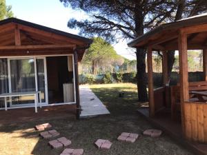 都拉斯Vila Gjiri Lalzit的木凉亭,带门和庭院