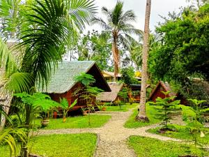 莫阿尔博阿Archery-Asia Nipa Huts Moalboal的一条通往棕榈树度假村的路径