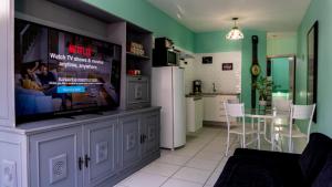 里约热内卢Duplex charmoso - Ótima localização的带电视的客厅和厨房。