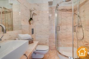 米兹多洛杰Apartamenty Marea - visitopl的带淋浴、卫生间和盥洗盆的浴室