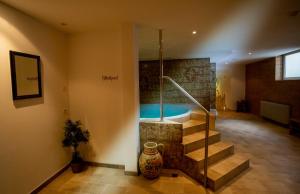 圣洛伦佐-迪塞巴托马丁内霍夫酒店的一间带浴缸的浴室,位于带楼梯的房间