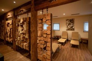 圣洛伦佐-迪塞巴托马丁内霍夫酒店的一间拥有一堆木柴的房间