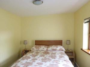 波特萨伦Ferrys的一间卧室配有一张床、两盏灯和一个窗户。