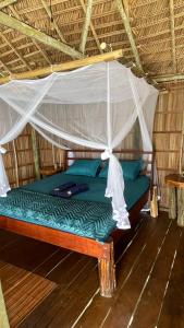 Pulau MansuarNyande Raja Ampat的天蓬客房的一张床位