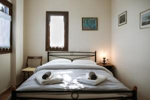 扎戈拉Feels like home apartment in Zagora的一间卧室配有带毛巾的床
