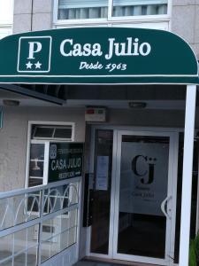 库列雷多PENSION CASA JULIO **的大楼前的casa julia标志